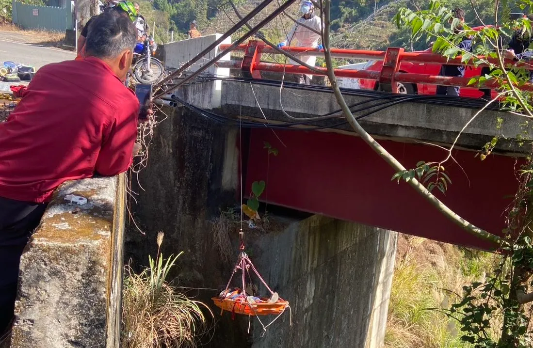 台中男骑车撞上护栏　坠3楼深溪谷身亡