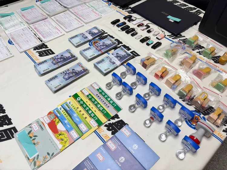 刑事局中打破獲洗錢集團，起出大批證物。民眾提供