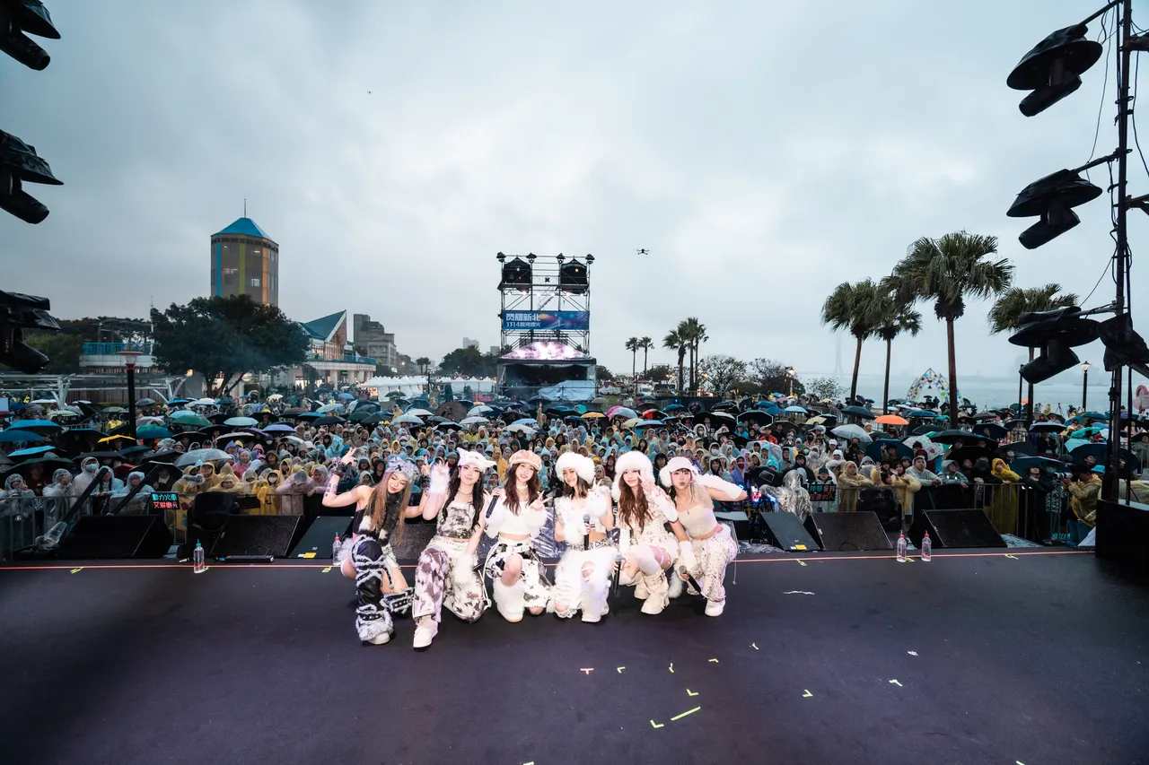  babyMINT在雨中跟观众大合照。宽宽整合提供