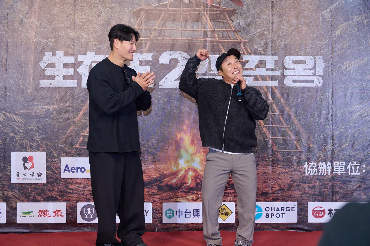 金鍾國（左）記者會上被金炳萬逗得哈哈大笑。童心娛樂提供