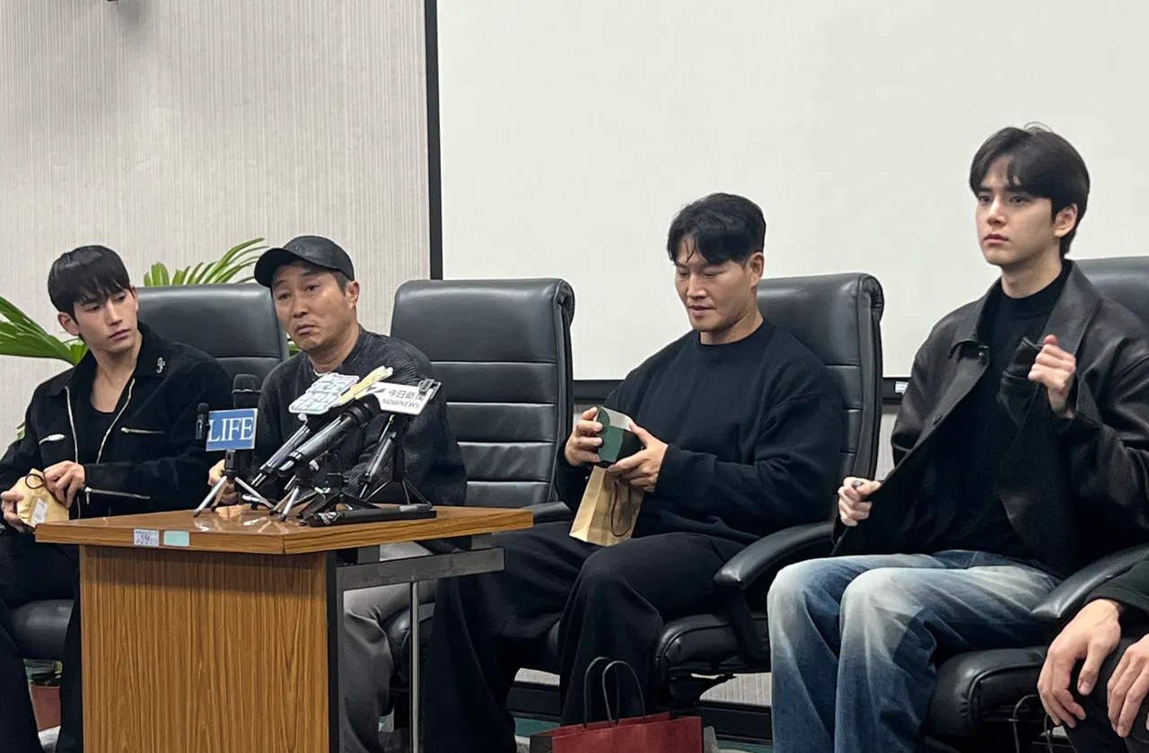 陸俊書（左起）、金炳萬、金鍾國、金泳勳記者會後首訪，開心端詳伴手禮。陳薇安攝