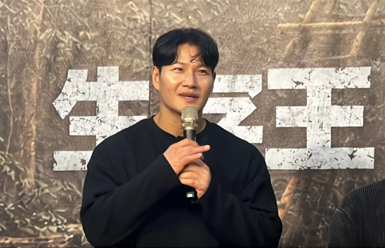 金鍾國婚後首來台，被恭喜新婚，開心回「謝謝」。陳薇安攝