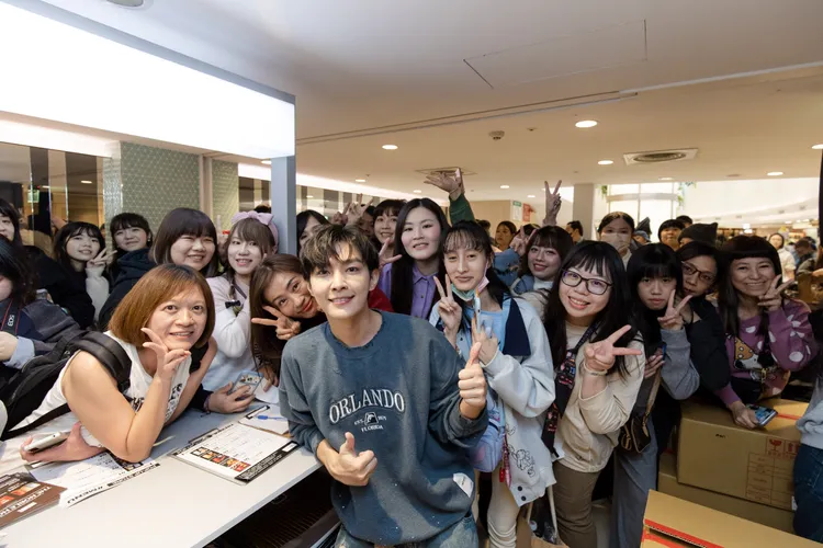 亞綸週末擔任火火選物一日店長，近距離跟粉絲互動。晴空鳥提供