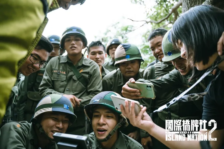 汪怡昕執導的作品《國際橋牌社》以政治與軍事為背景，劇中多次呈現國軍相關情節。翻攝國際橋牌社臉書