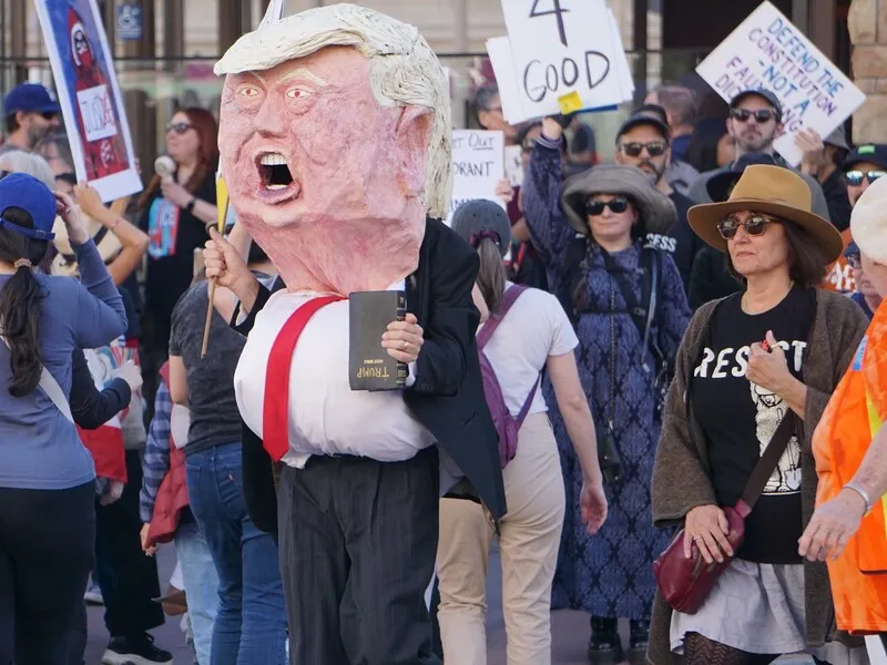 洛杉矶群众响应美国多地抗议移民暨海关执法局（ICE）执法行径，发起「ICE永远滚蛋」（ICE Out For Good）示威，有人扮演美国总统川普，抗议川普政府的移民执法政策。 中央社