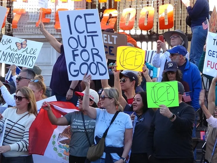 明尼蘇達州37歲女性古德（Renee Good）近日遭移民暨海關執法局（ICE）探員槍擊事件延燒，洛杉磯民眾發起「ICE永遠滾蛋」（ICE Out For Good）示威。 中央社