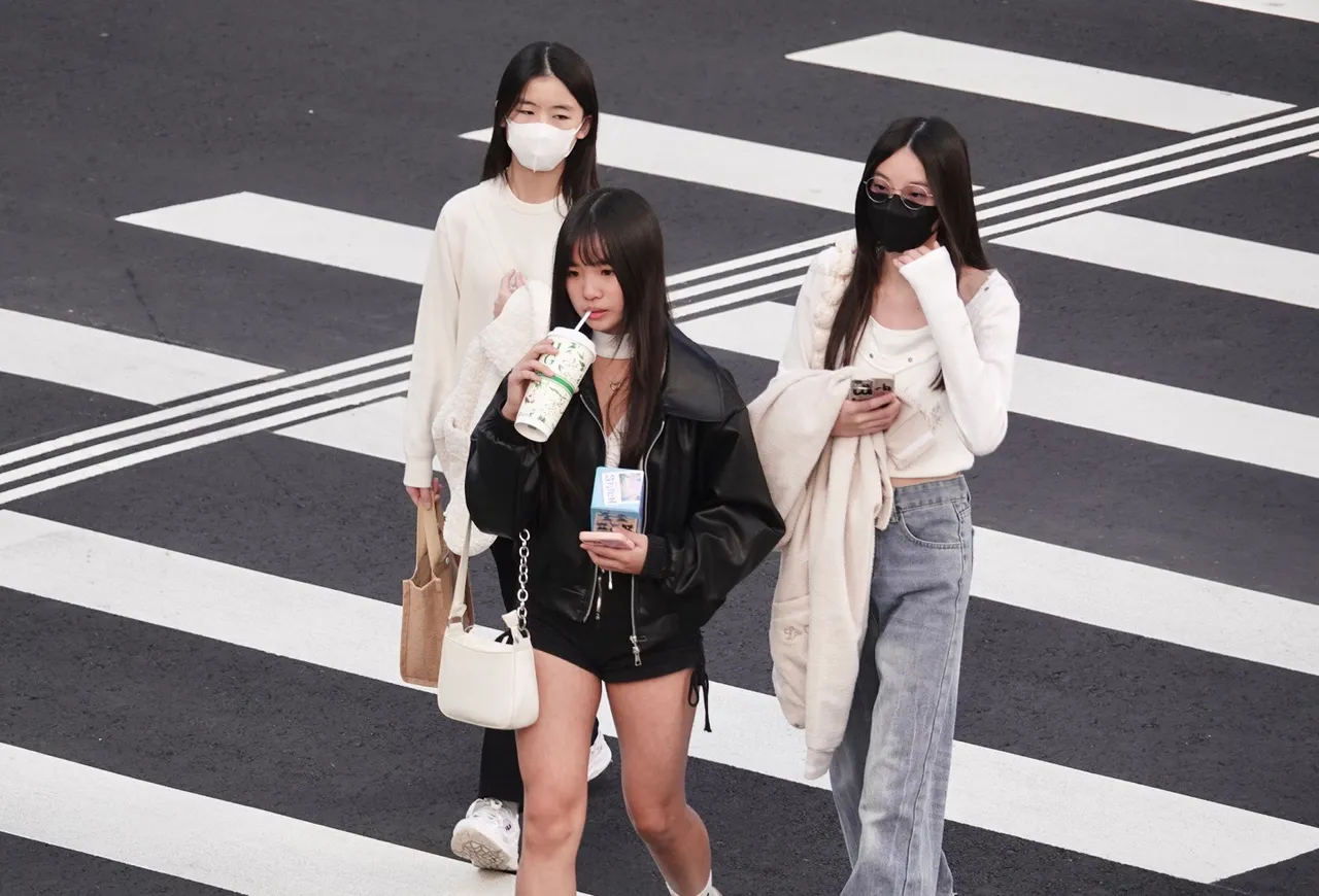 今日受大陸冷氣團及輻射冷卻影響，清晨北部、花蓮及金門發布低溫特報， 白天氣溫則明顯回升。莊宗達攝