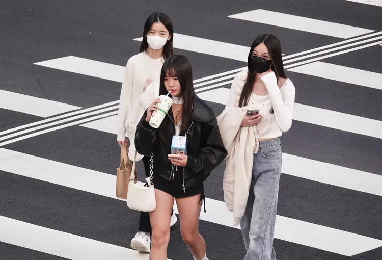 今日受大陸冷氣團及輻射冷卻影響，清晨北部、花蓮及金門發布低溫特報， 白天氣溫則明顯回升。莊宗達攝