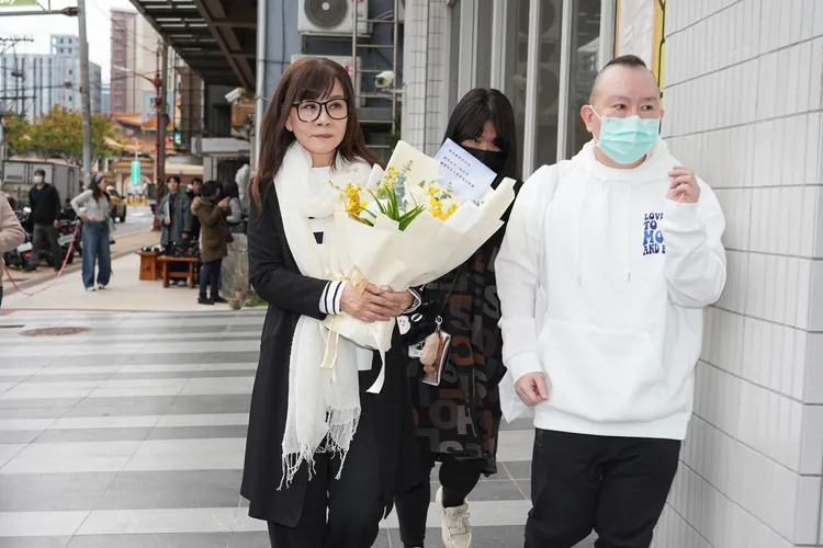 龍千玉帶著花束來到靈堂。彭欣偉攝