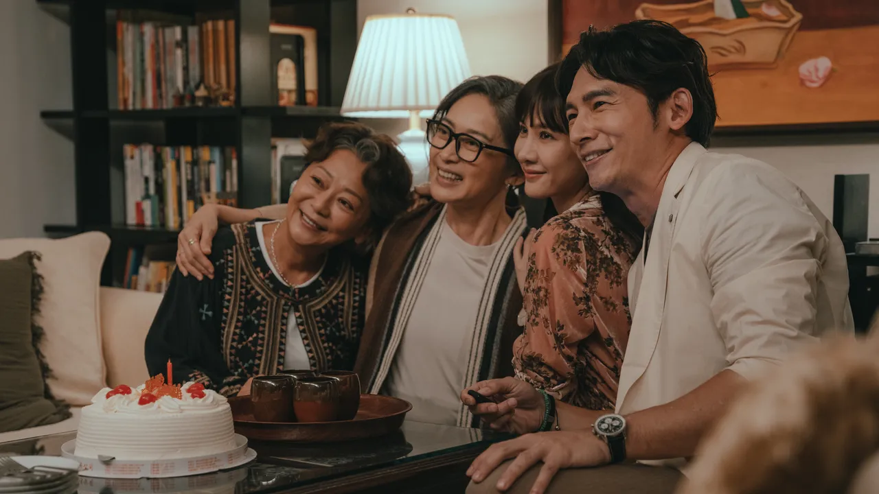 《整形过后》刘瑞琪（左2）晚年冒险性别重置，把歉意藏进笑容：这是留给女儿安心亚（右2）的爱。六鱼文创提供