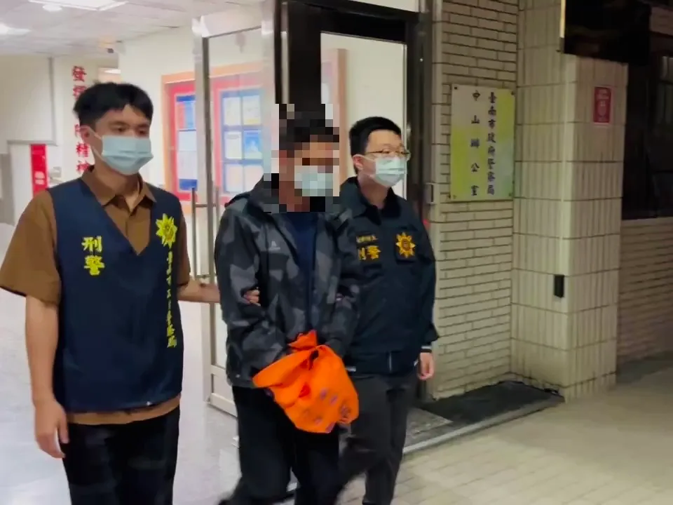 警方将持有枪枝的陈男拘提到案，又从狱中提讯改枪的官男，厘清案情。民众提供