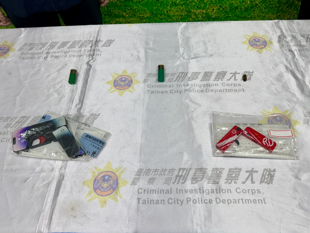 官姓男子上网购买两把折叠型玩具手枪，竟改造成能击发2次的改造手枪。民众提供