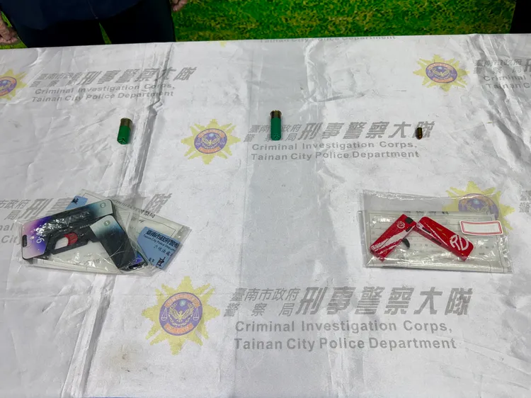 官姓男子上網購買兩把折疊型玩具手槍，竟改造成能擊發2次的改造手槍。民眾提供