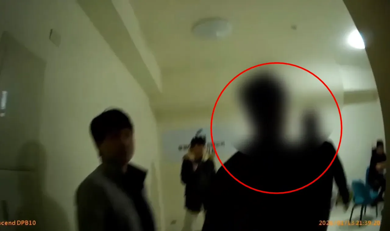 警方先逮捕曾嫌，再循線帶著他前往中和中山路一處數位科技有限公司詐團據點逮捕另2名嫌犯。翻攝畫面