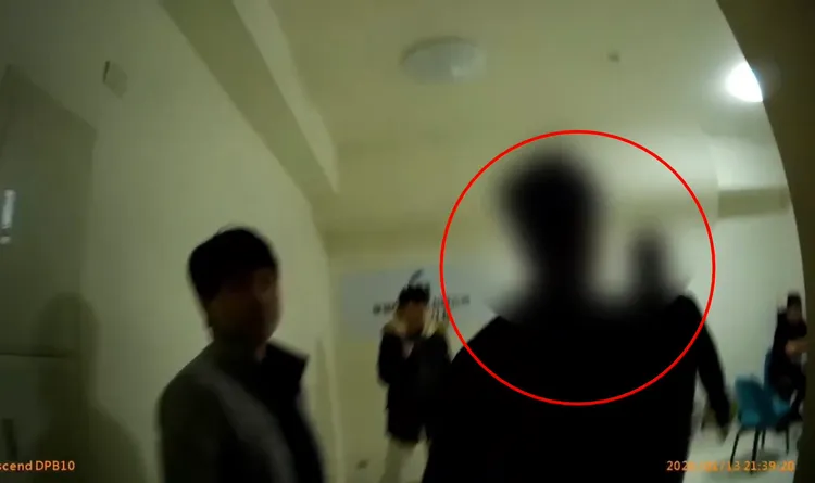 警方先逮捕曾嫌，再循線帶著他前往中和中山路一處數位科技有限公司詐團據點逮捕另2名嫌犯。翻攝畫面