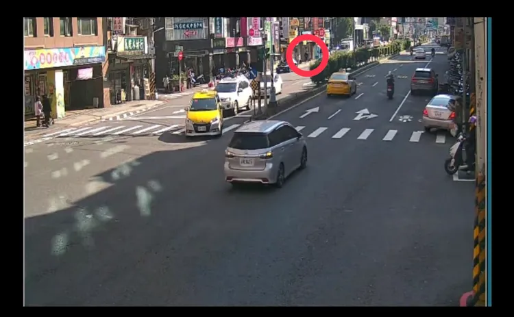 22歲陸姓車手(黑衣者)下車竄逃，另一名同夥見狀也趕緊離開現場。翻攝畫面