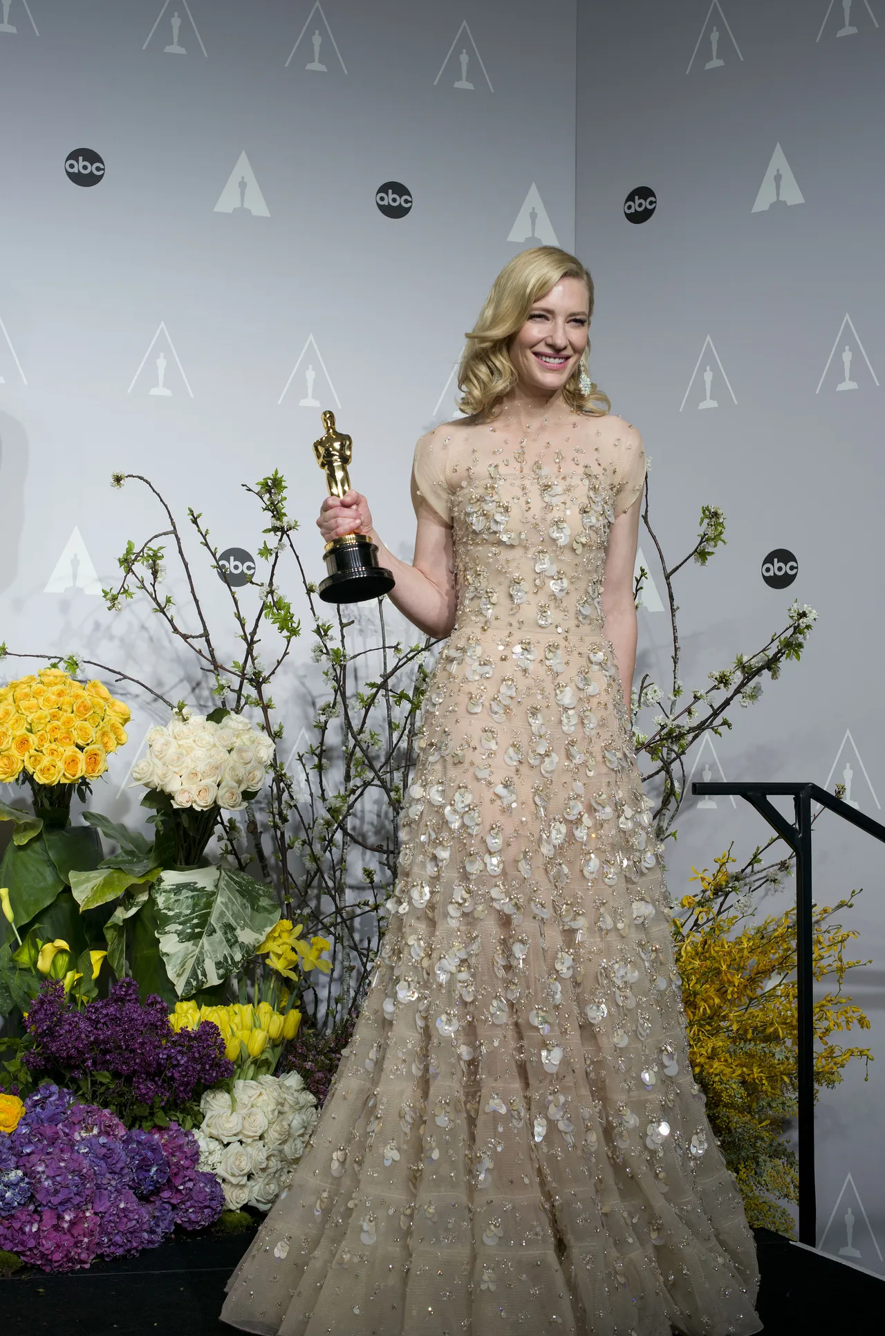 凱特布蘭琪以《藍色茉莉》在奧斯卡封后，Valentino禮服襯托她的優雅與大器。路透