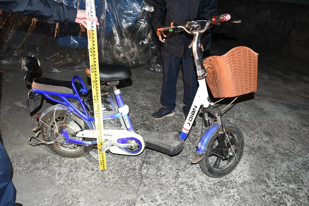 警方在命案現場附近發現一輛電動自行車。警方提供