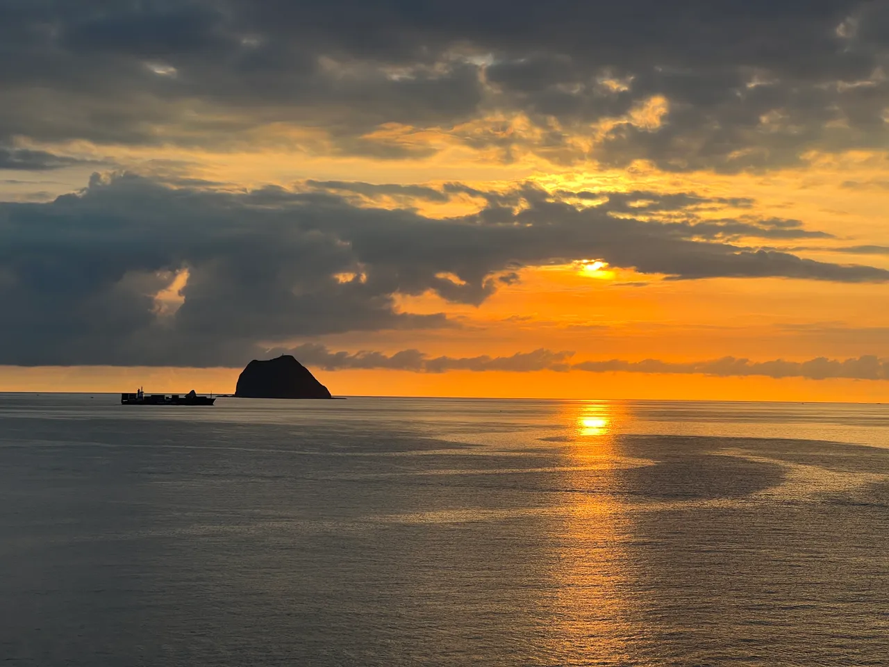 天气状况良好时在基隆外木山能看见曙光与基隆屿相映的美景。叶先鹏摄