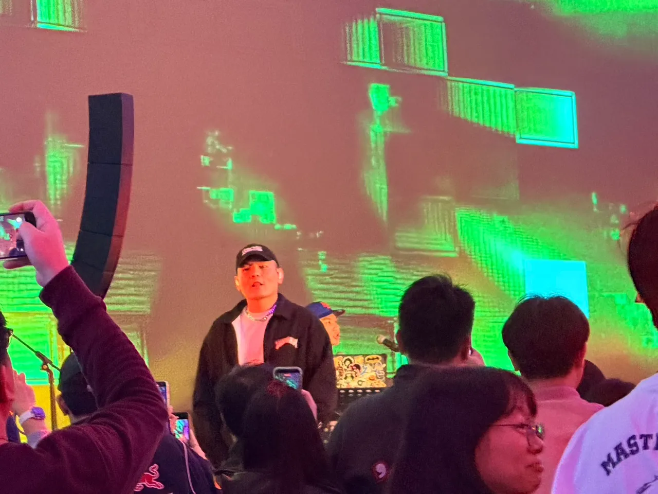 本土天團玖壹壹現身全聯尾牙接力開唱，以熱力四射的嘻哈曲風帶動全場氣氛。讀者提供