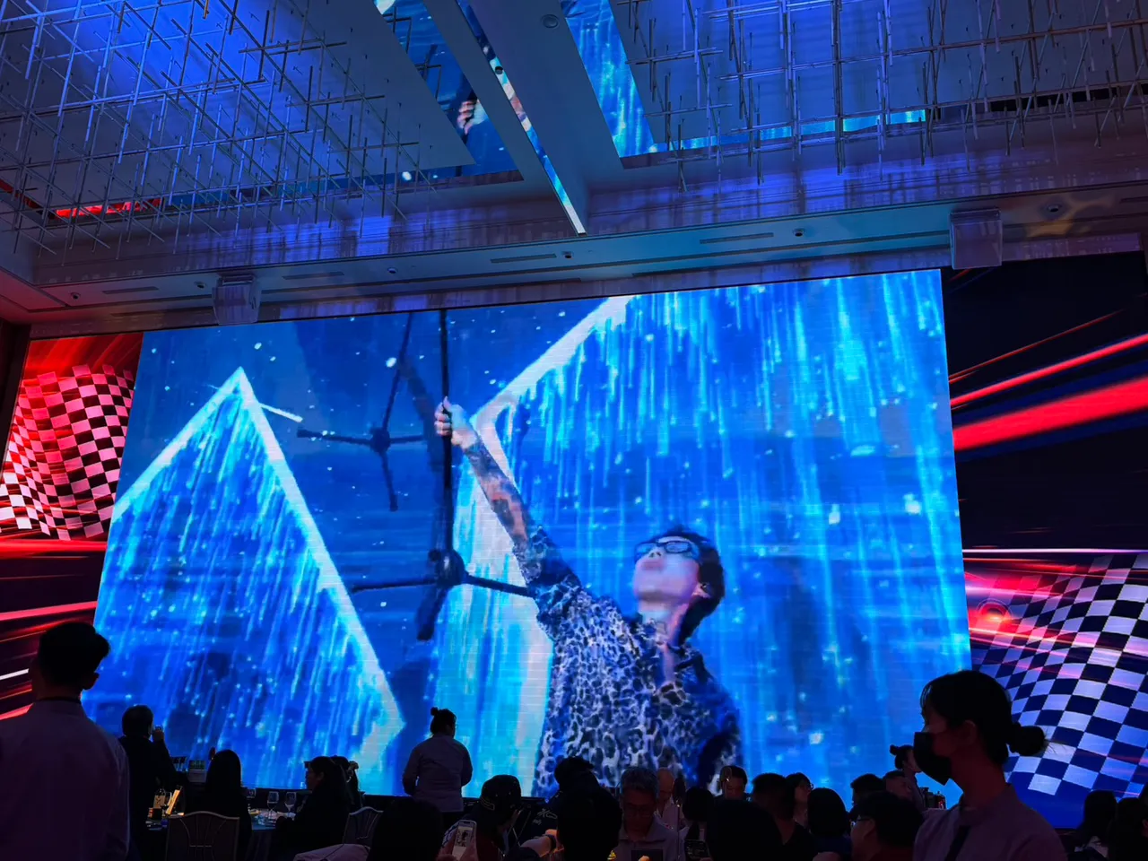 人氣搖滾樂團TRASH於全聯尾牙熱力助陣，與台下的主管同仁熱情互動，現場宛如演唱會。讀者提供