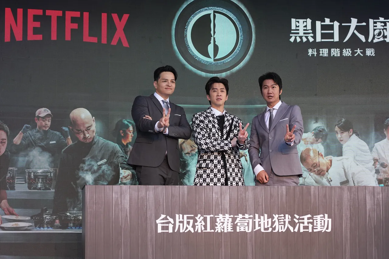 陳漢典（中）與活動評審一起合影。彭欣偉攝