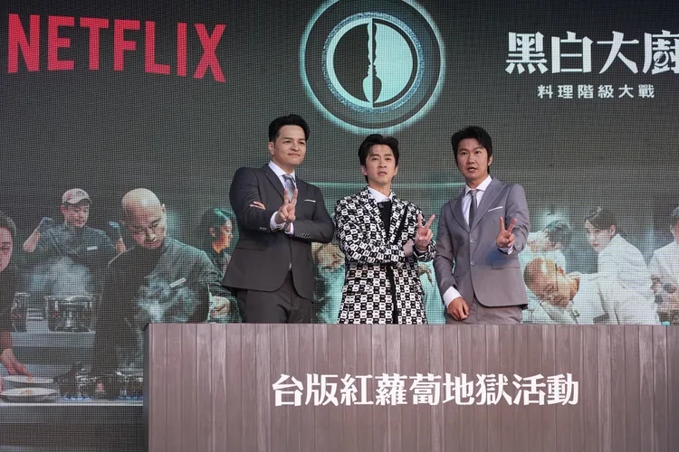 陳漢典（中）與活動評審一起合影。彭欣偉攝