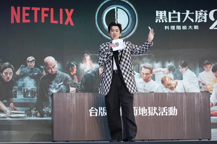 陳漢典在台上賣力主持。彭欣偉攝