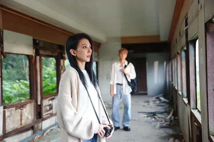 戴佩妮（左）親自演出吳克群的MV。六度空間提供