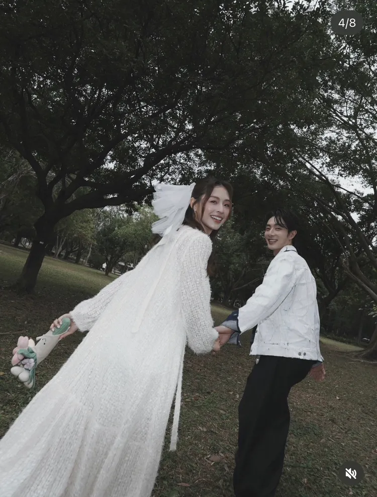 管麟（右）和吳季璇登記結婚了。翻攝自管麟IG