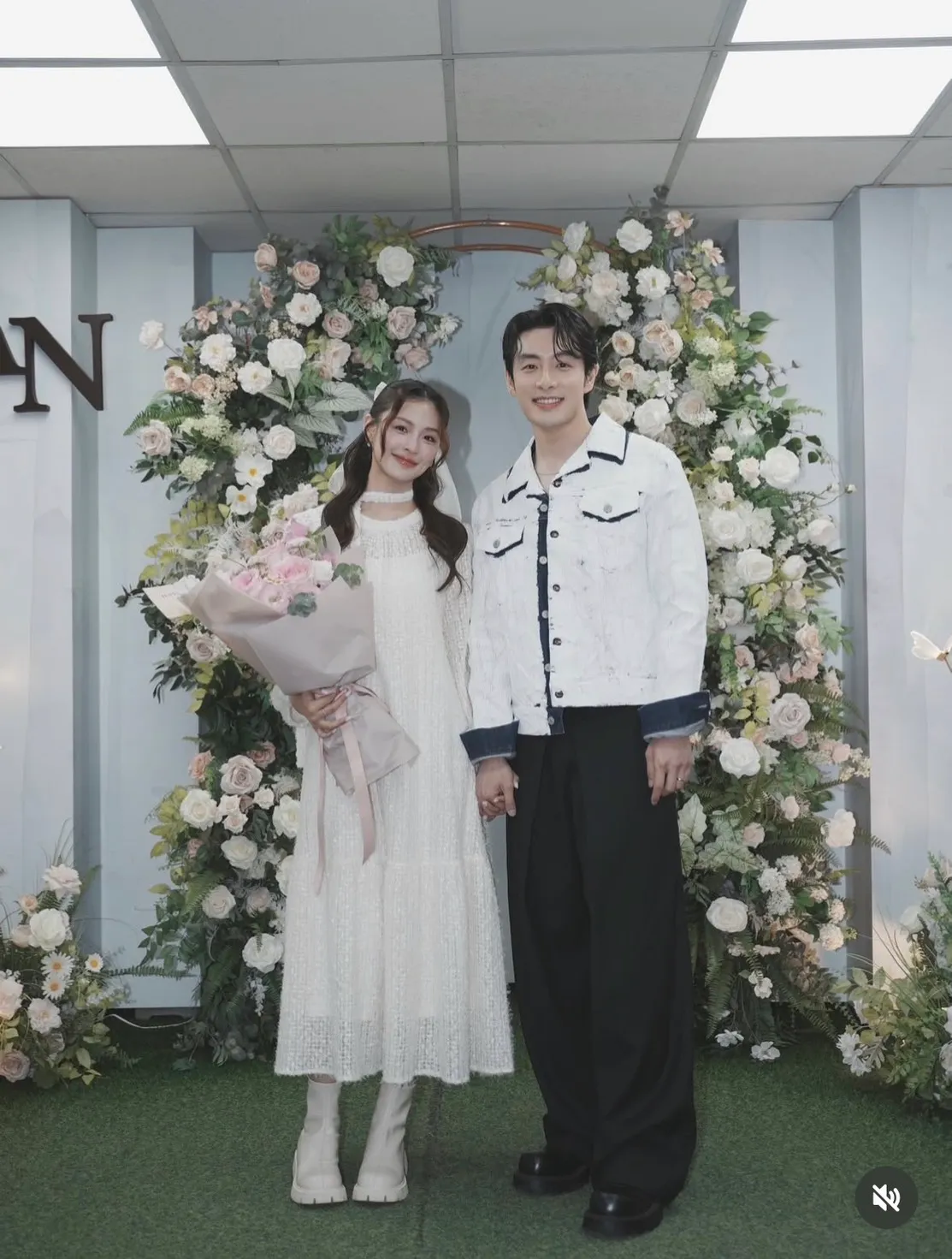 管麟（右）和吳季璇登記結婚了。翻攝自管麟IG