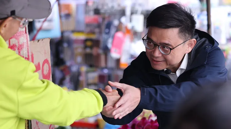 賴瑞隆走進市場掃街爭取支持。賴瑞隆辦公室提供