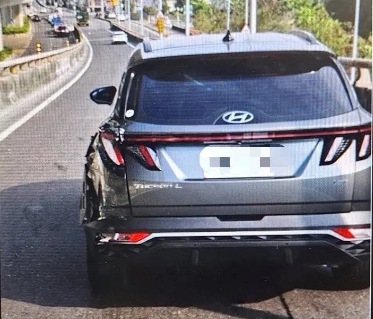 自小客被大貨車擦撞。翻攝畫面