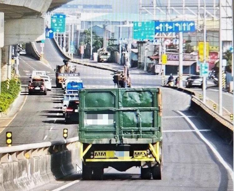 大貨車擦撞自小客後逕行駛離。翻攝畫面