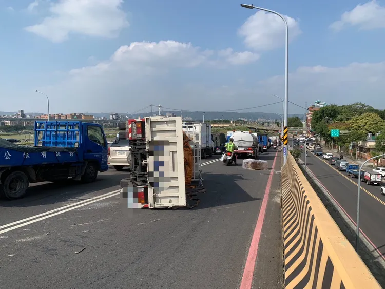 貨車翻覆。翻攝畫面
