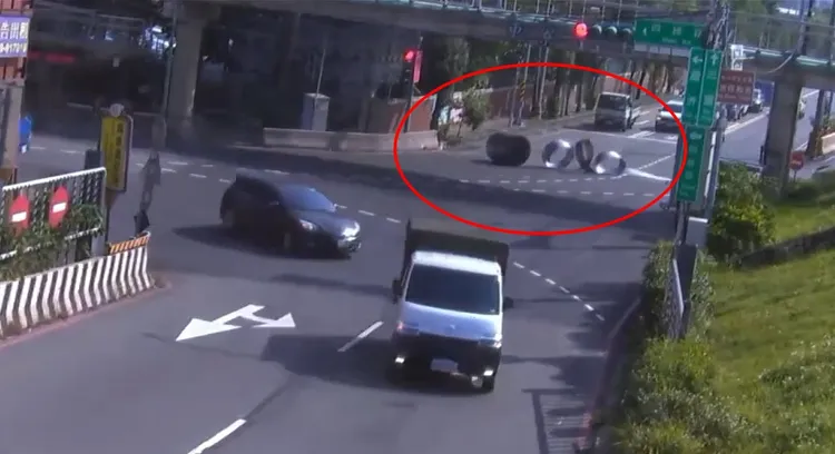 貨車上物品掉或後滾動超遠。翻攝畫面