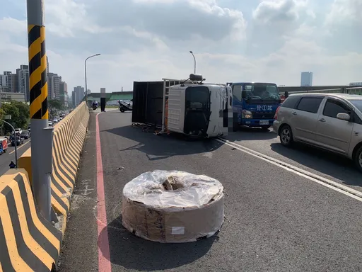 五股貨車翻覆瞬間畫面曝光！「噴裝」滾超遠還要吃罰單