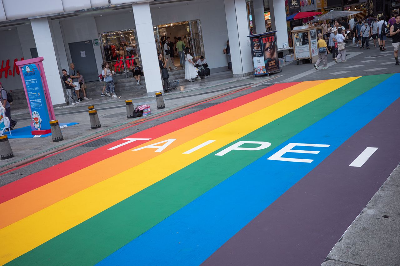 臺中帥警脫到剩內褲抓同志會館 作家嗆:七期那麼多大尾怎不去臥底?