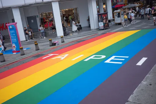 臺中帥警脫到剩內褲抓同志會館　作家嗆：七期那麼多大尾怎不去臥底？