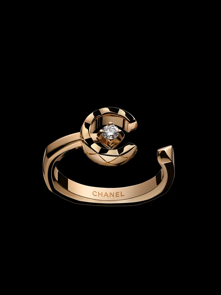 COCO戒指，18K BEIGE米色金及鑽石。品牌提供