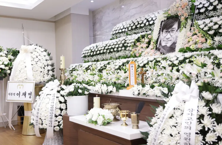 韓國總統李在明送上總統弔唁花籃。翻攝naver