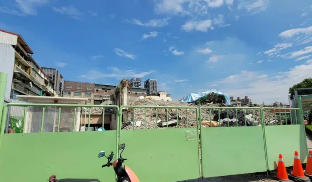 工地大量堆积土方，未来恐酿成工安问题。资料照片