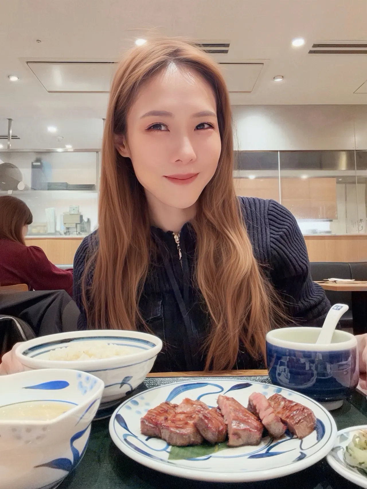 吳申梅日本三天內解鎖「牛舌三連發」。喜上梅梢娛樂提供