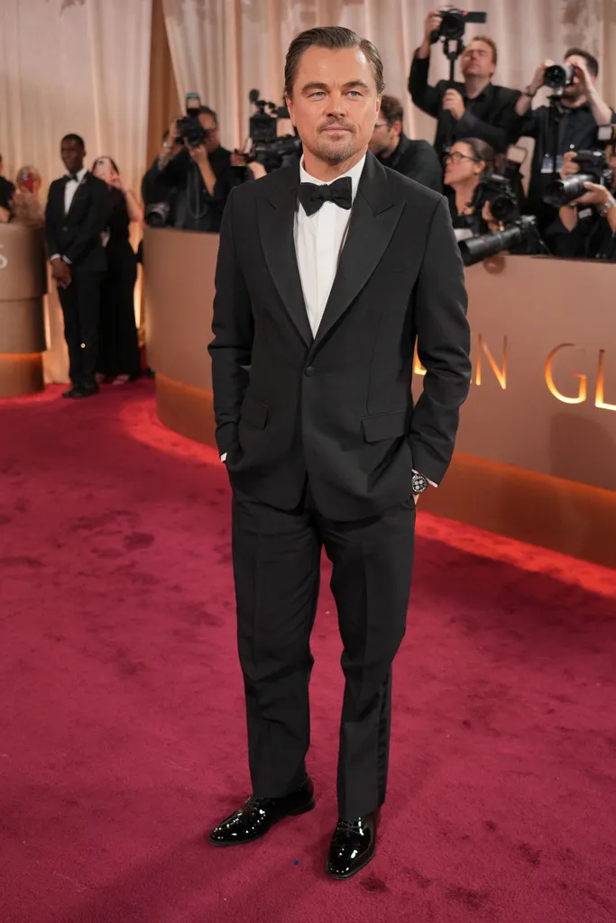 李奥纳多以黑白色西装搭配小啾啾。美联社