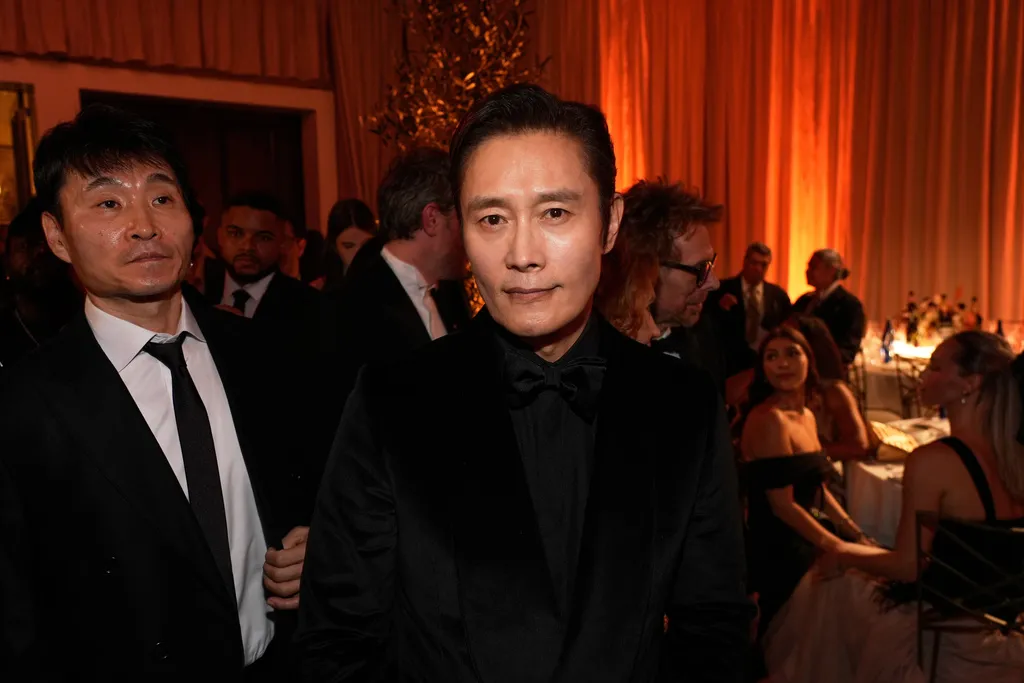 李秉宪以全黑造型现身金球奖。美联社