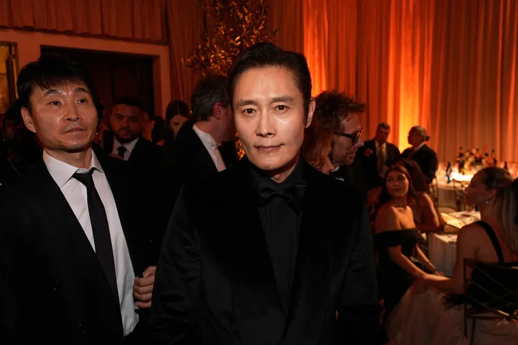 李秉憲以全黑造型現身金球獎。美聯社