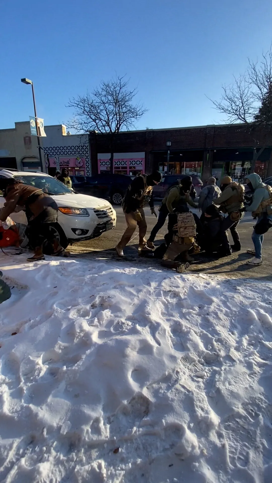 現場民眾拍攝的影片顯示，普雷蒂已經被8名ICE人員制服在地上。路透社