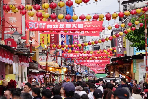 乾脆回家抽？蔣萬安「無菸城市」首站年貨大街　吸菸區竟設大稻埕碼頭