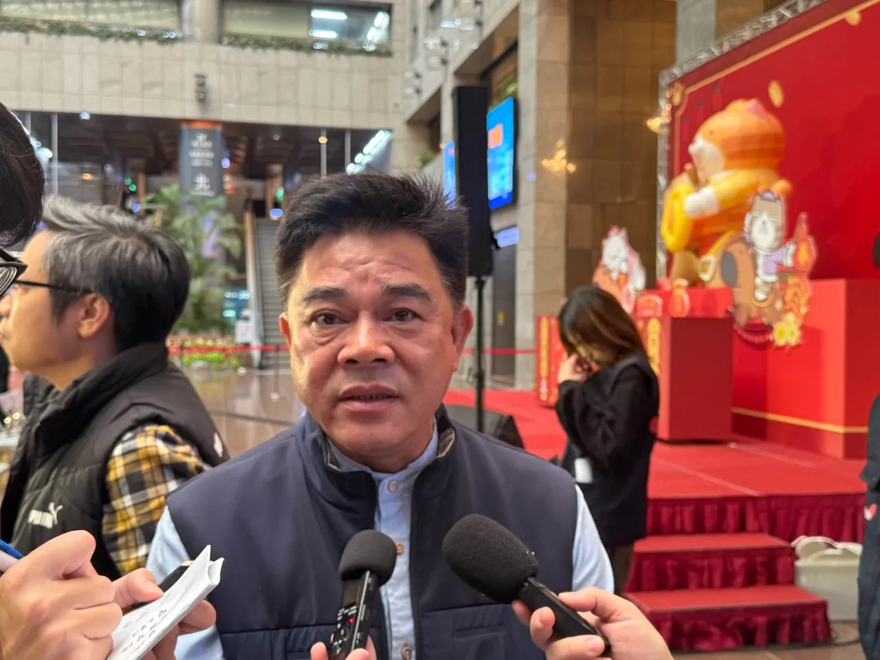 鄭玟和說迪化商圈自治會與巡守隊出動人力進行禁菸宣導。張綵茜攝