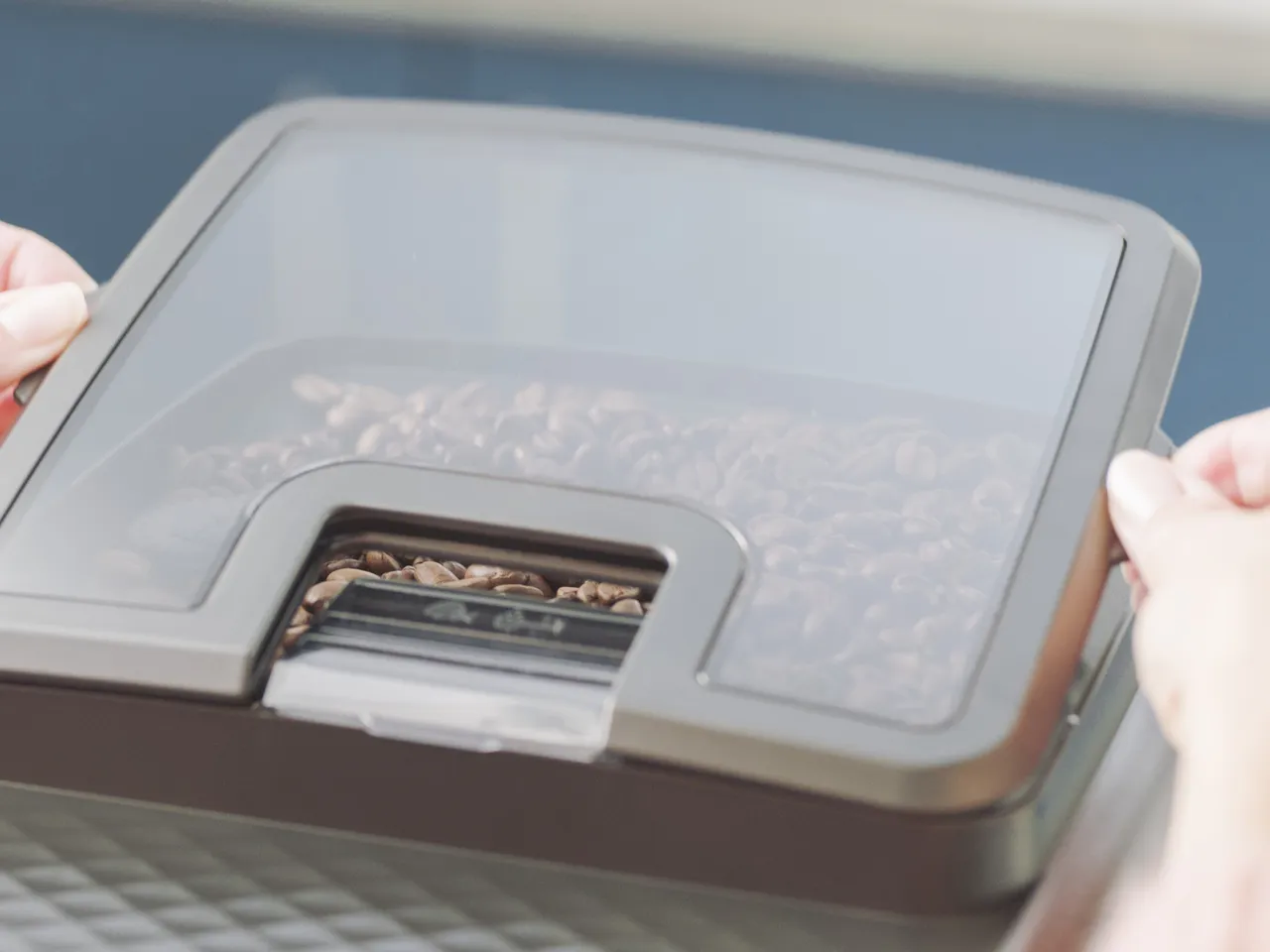 咖啡豆容器採用香氣密封設計，有效保持咖啡豆的新鮮度和原香，防止風味流失。